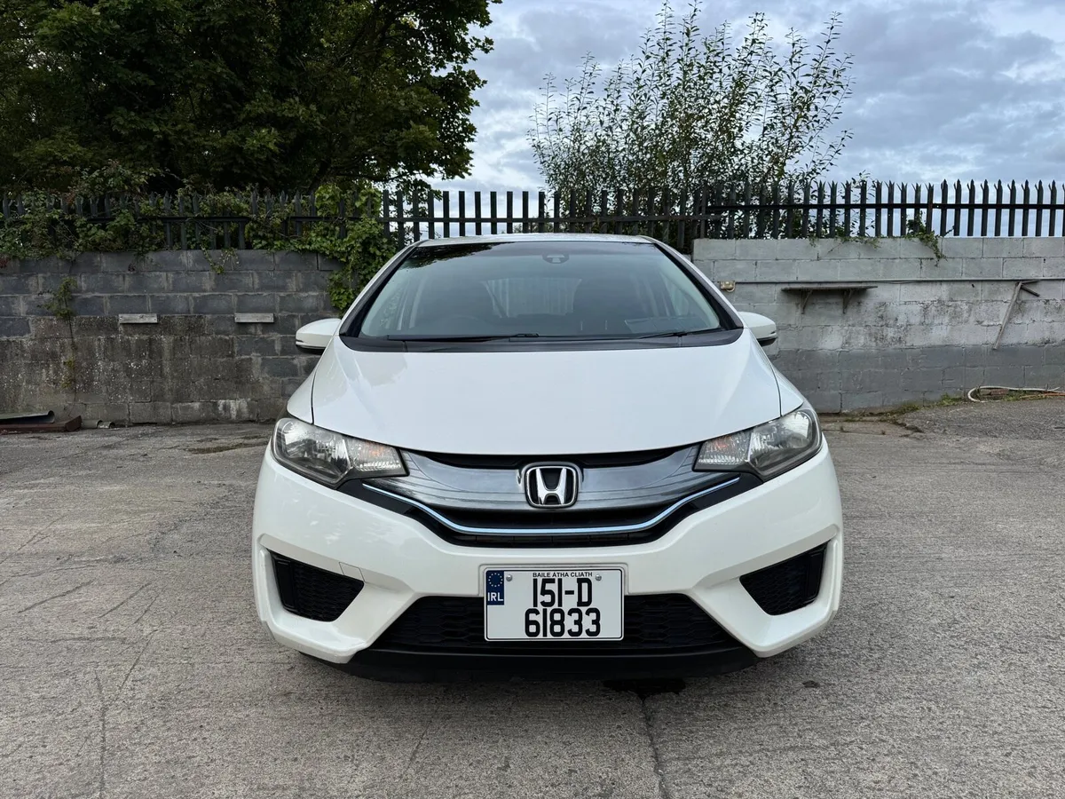 2015 HONDA FIT. 1 YEAR NCT. AUTO 1.5L HYBRID. - Image 2
