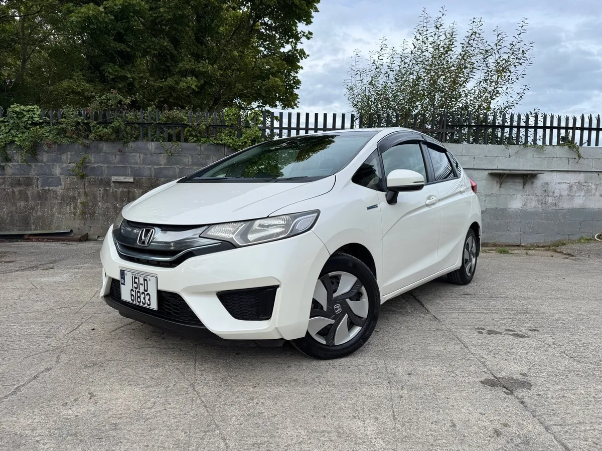 2015 HONDA FIT. 1 YEAR NCT. AUTO 1.5L HYBRID. - Image 3