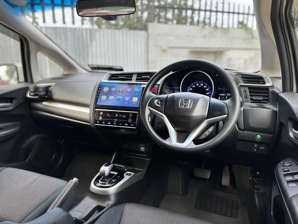 2015 HONDA FIT. 1 YEAR NCT. AUTO 1.5L HYBRID. - Image 4
