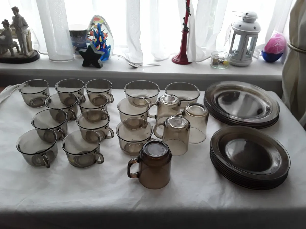 31 piece Amber coloured smoked glass crockery - Image 4