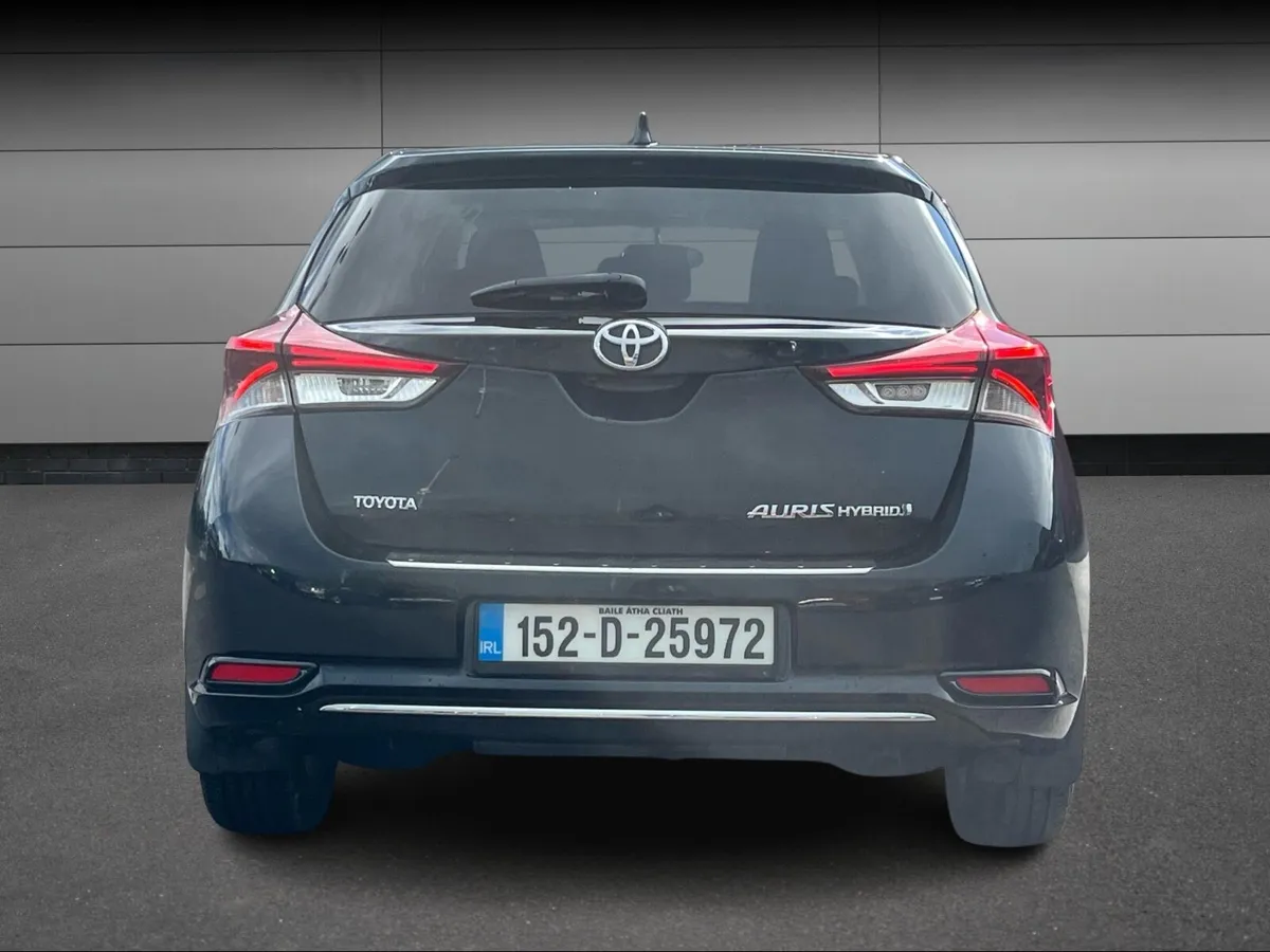Toyota Auris 2015 - Image 2