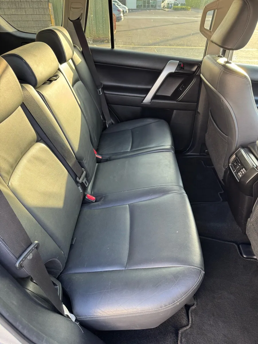 Toyota Land Cruiser 2017, 5 Seat, Business Class - Image 2