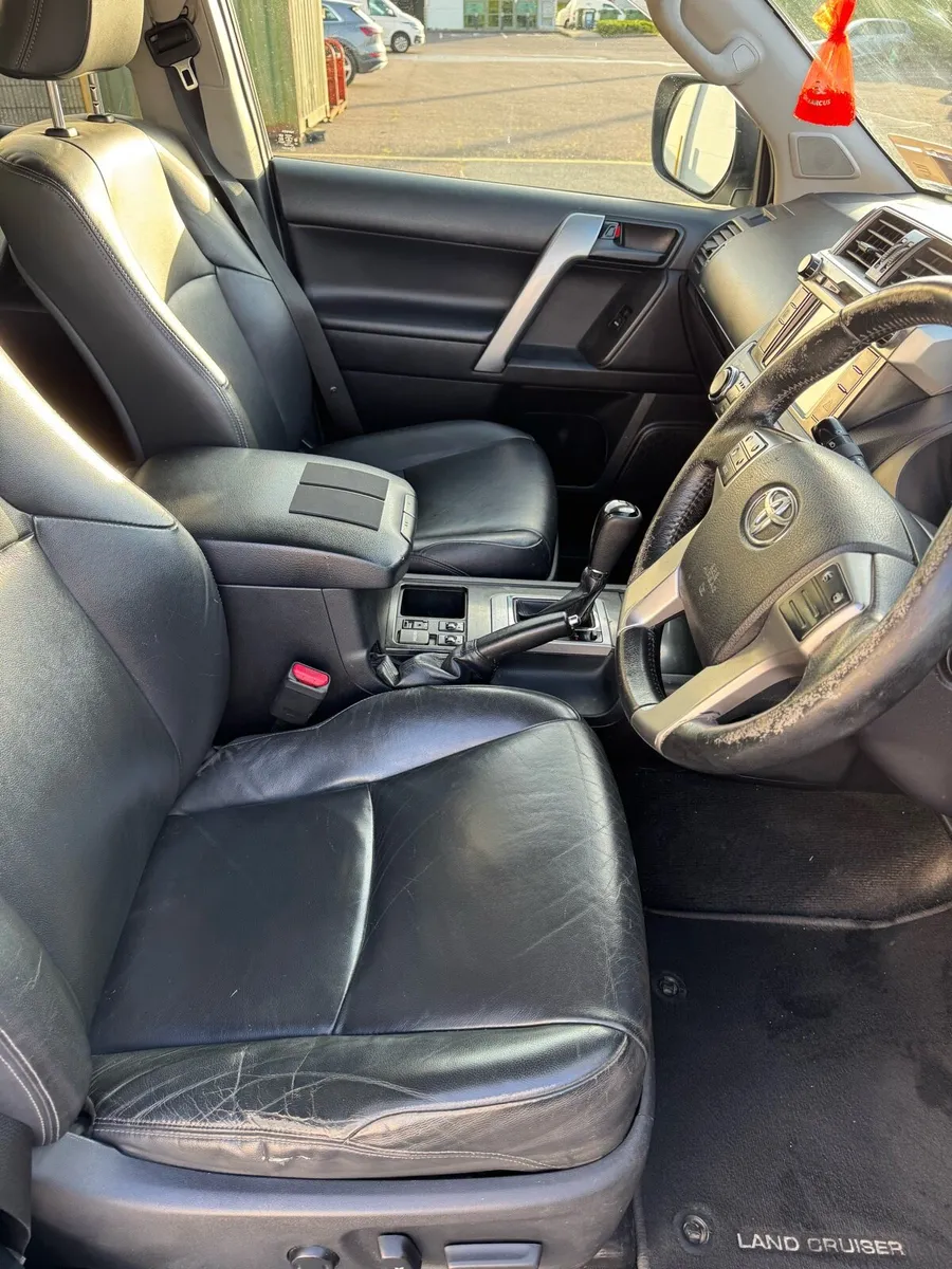 Toyota Land Cruiser 2017, 5 Seat, Business Class - Image 3