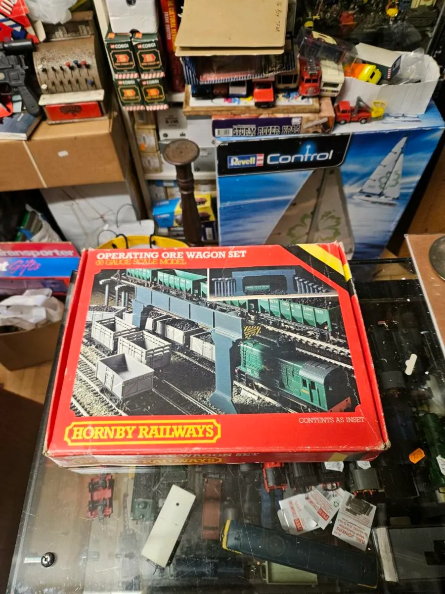Hornby OO Gauge Operating Ore Wagon Set - Image 1