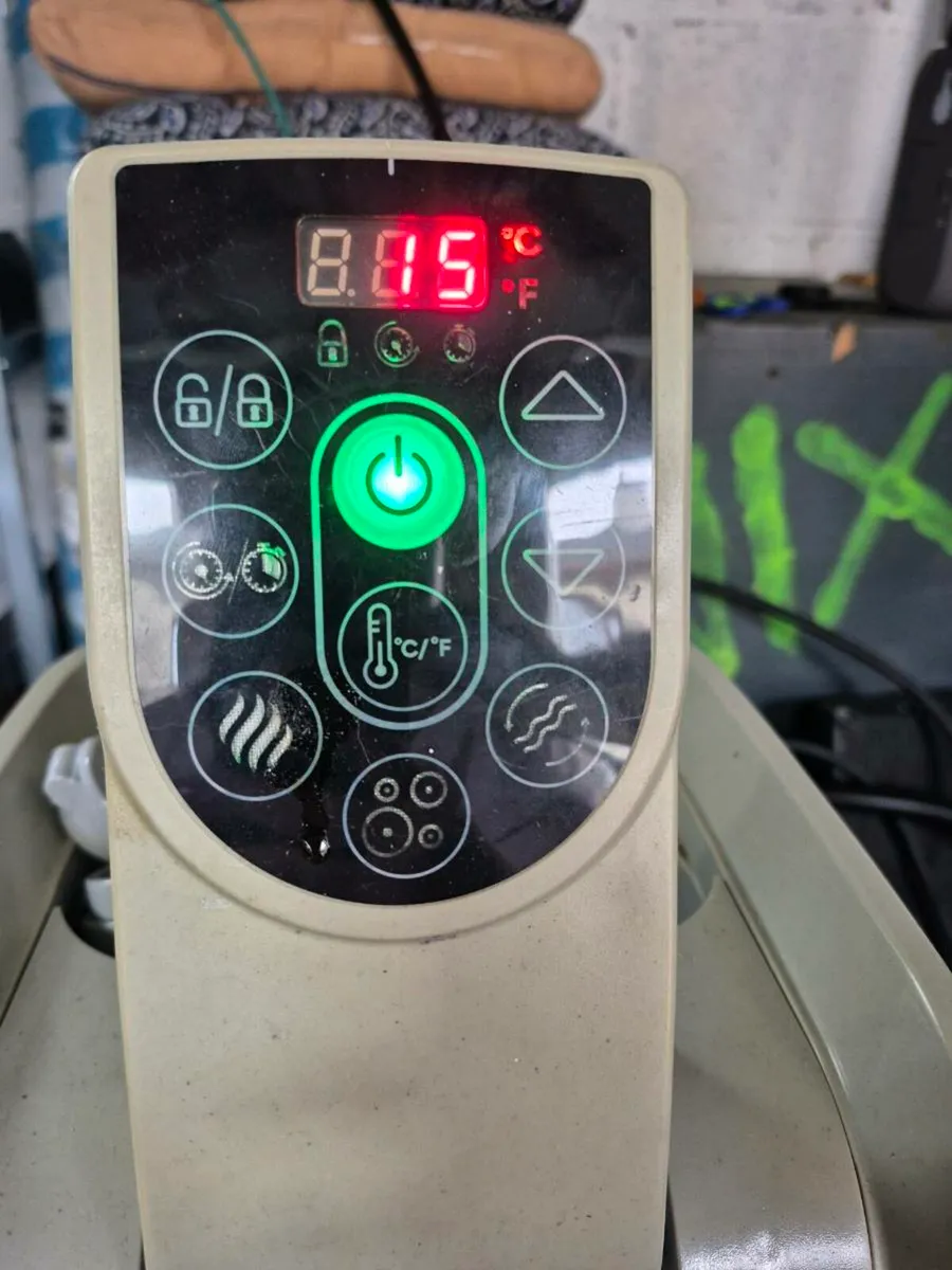 Lay-z Spa - Image 1