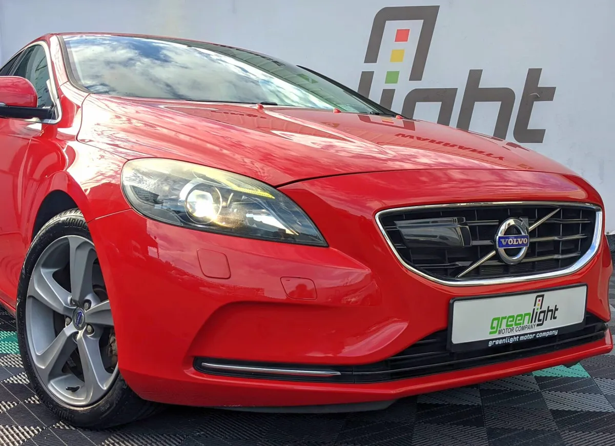 2013 Volvo V40 R-Design 1.6 T4 180PS R-DESIGN - Image 2