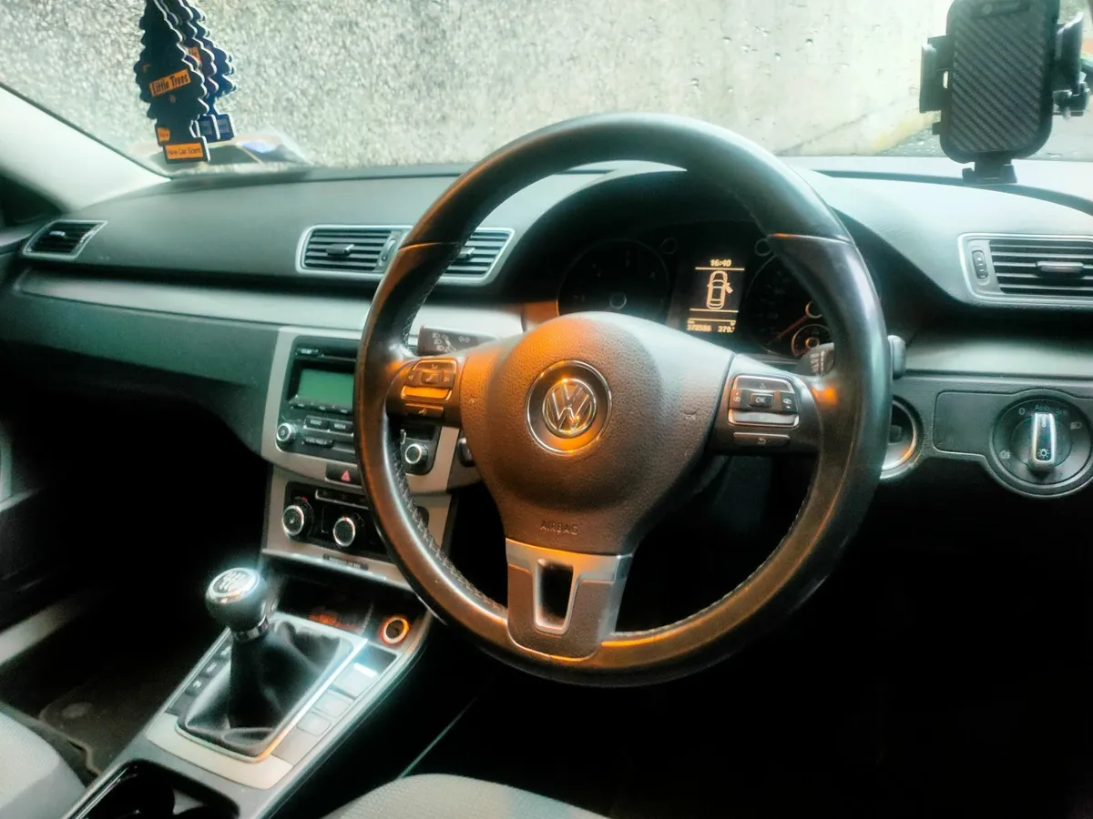 Volkswagen Passat 2011 - Image 4