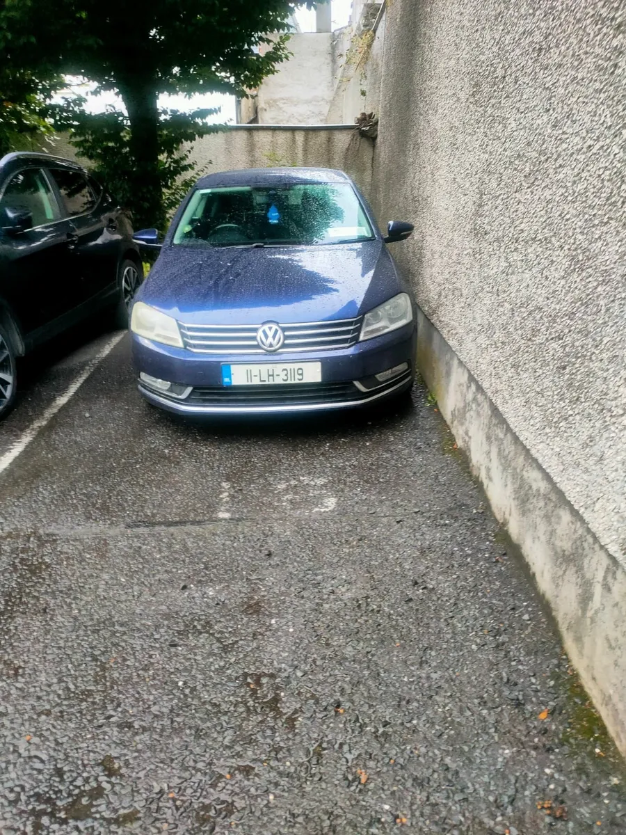 Volkswagen Passat 2011 - Image 2