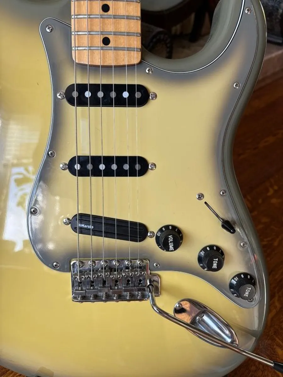 Fender Japan '70s antigua Strat reissue - Image 4