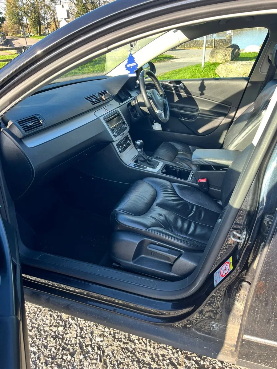 2010 Volkswagen Passat - Image 2