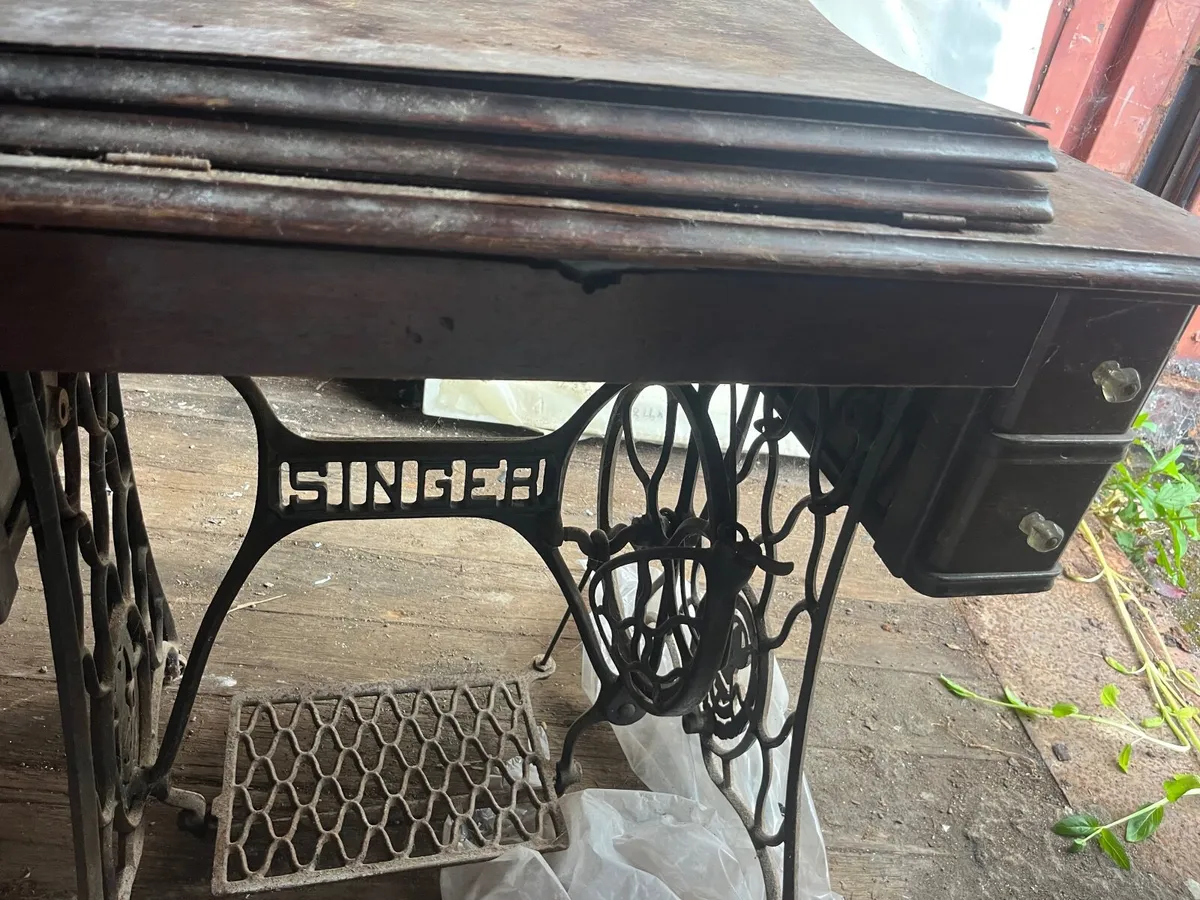 Old sewing machine - Image 1