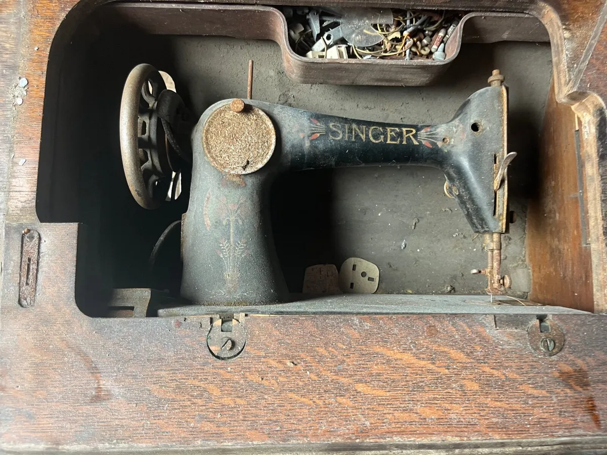 Old sewing machine - Image 3