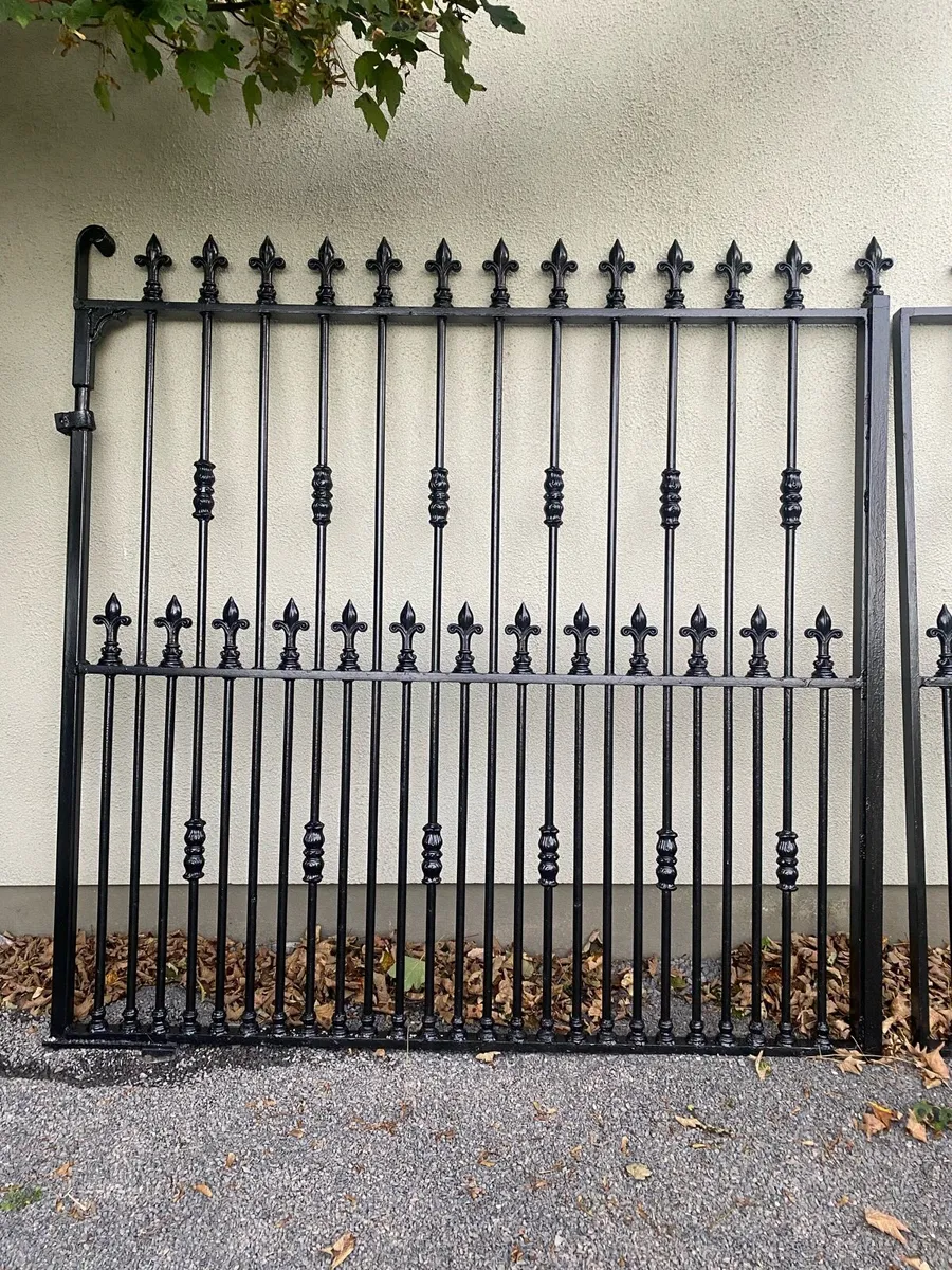 Elegant entrance gates - Image 2