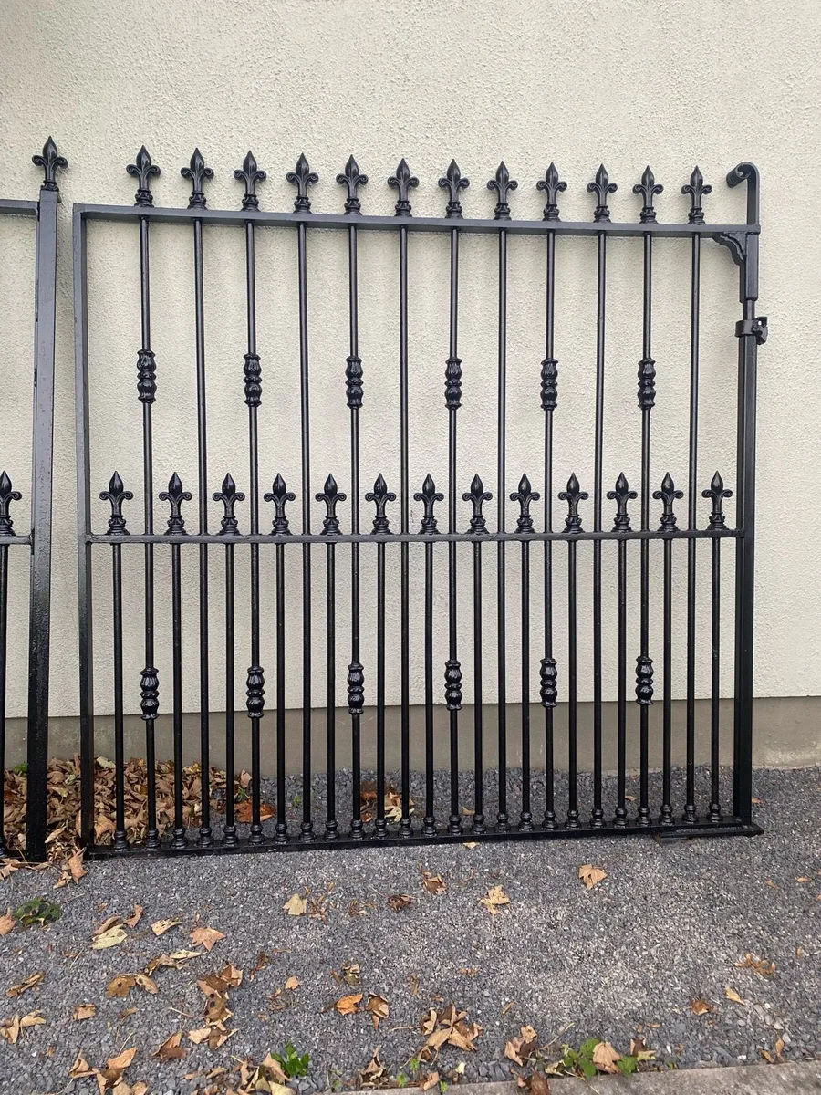 Elegant entrance gates - Image 3