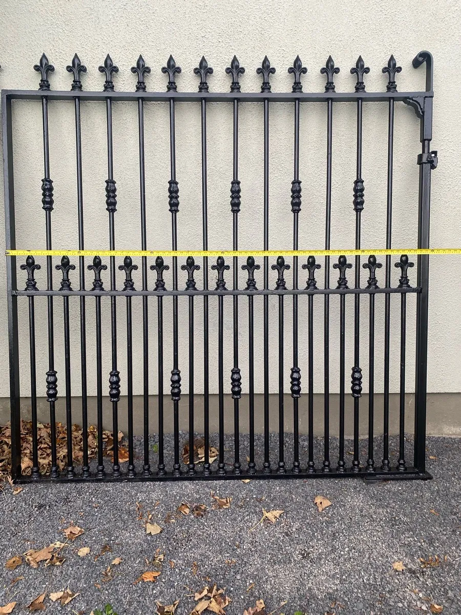 Elegant entrance gates - Image 4