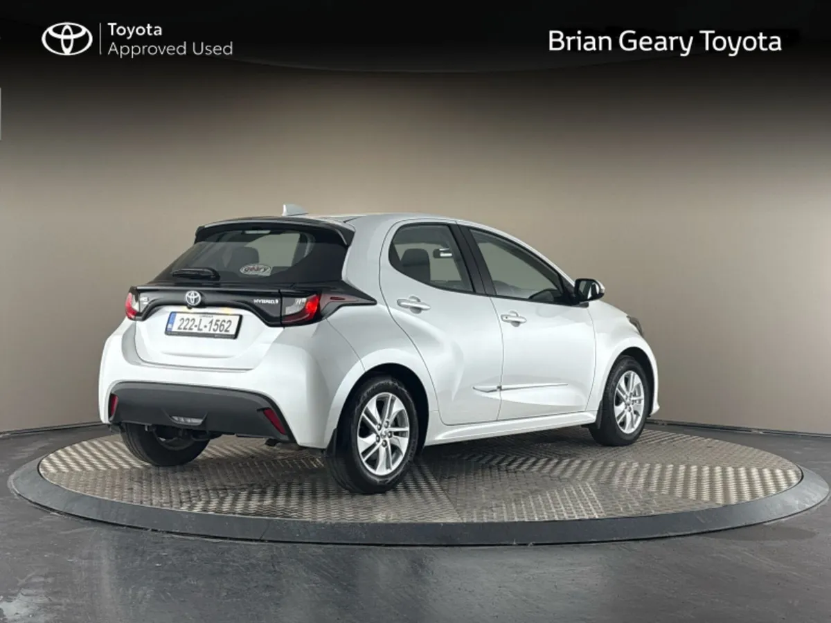 Toyota Yaris HYBRID LUNA - Image 2