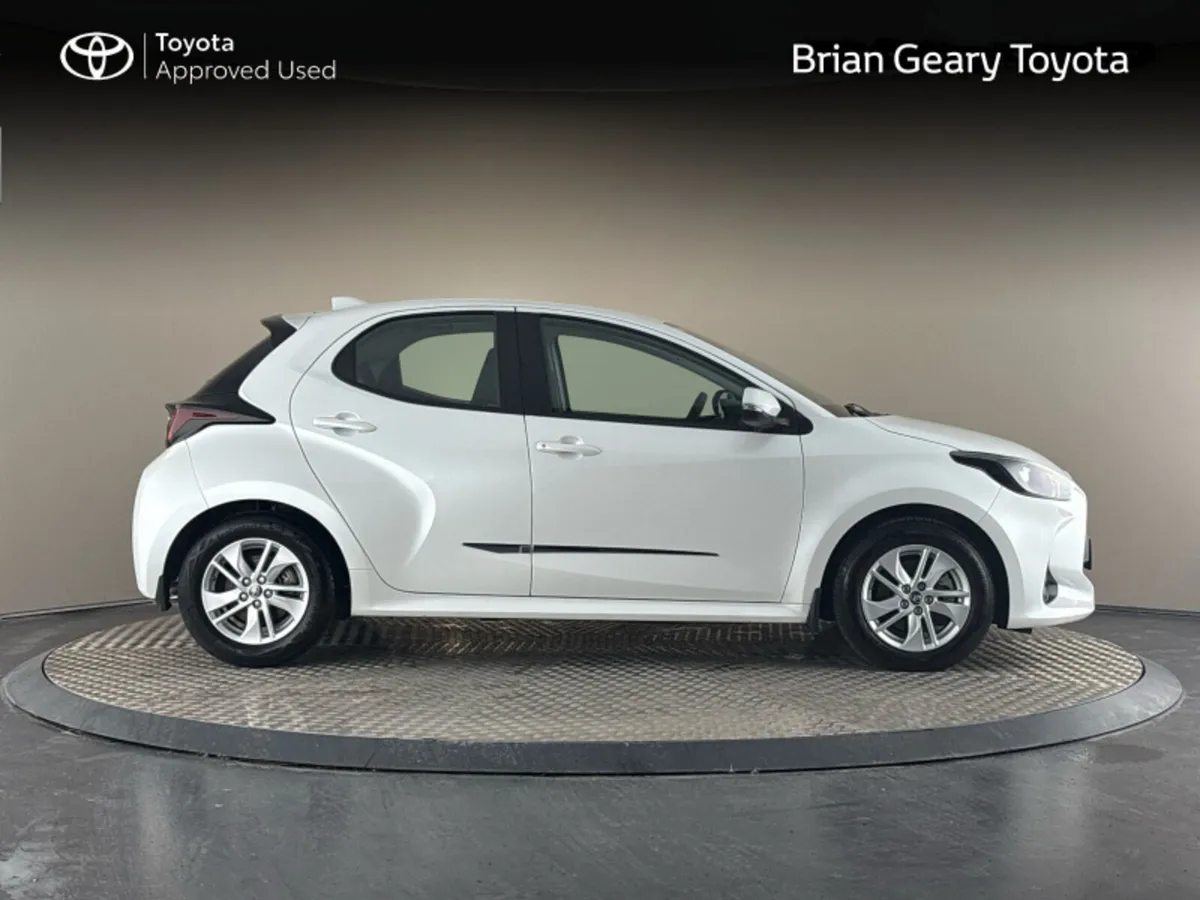 Toyota Yaris HYBRID LUNA - Image 3