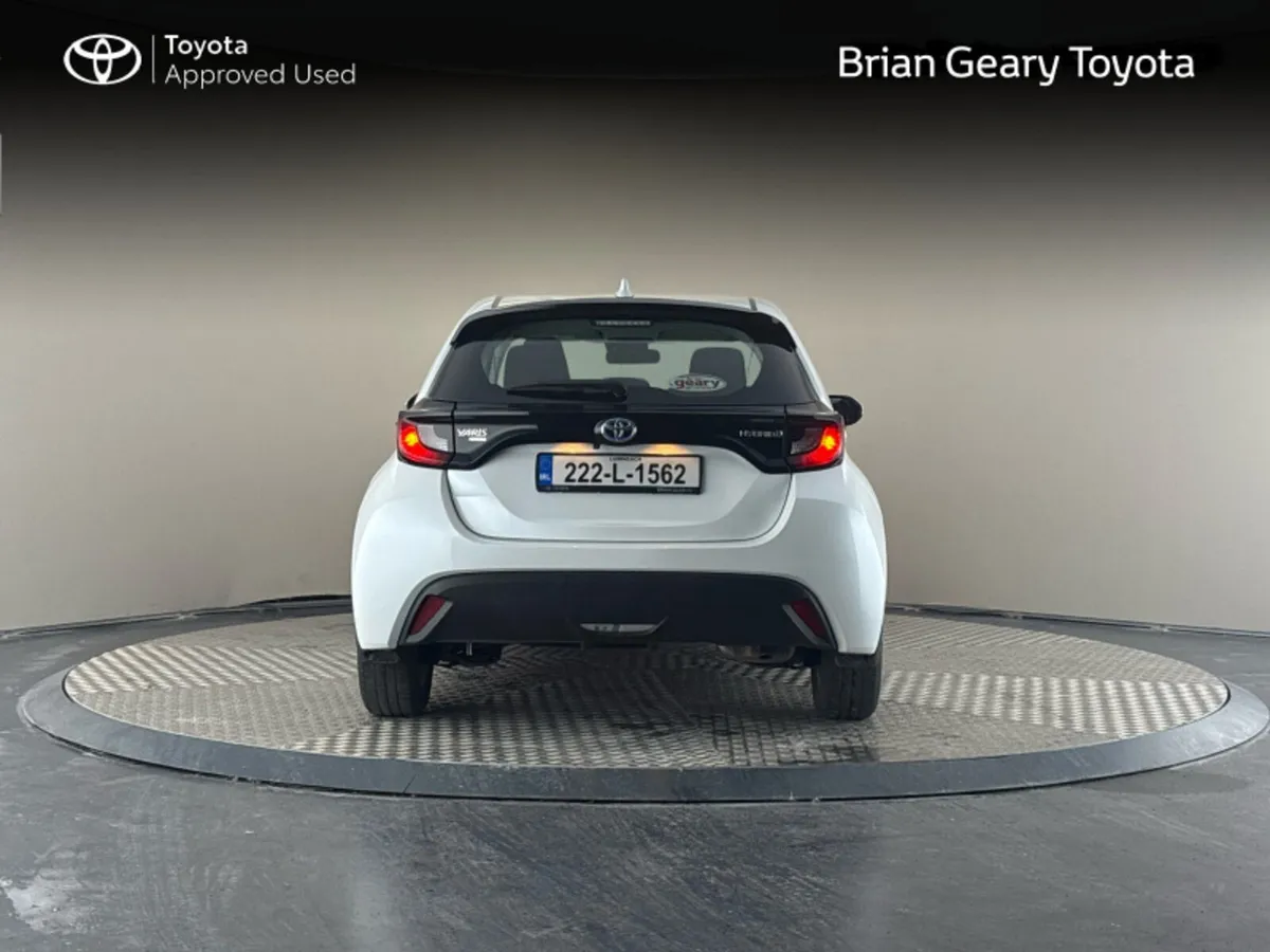 Toyota Yaris HYBRID LUNA - Image 4