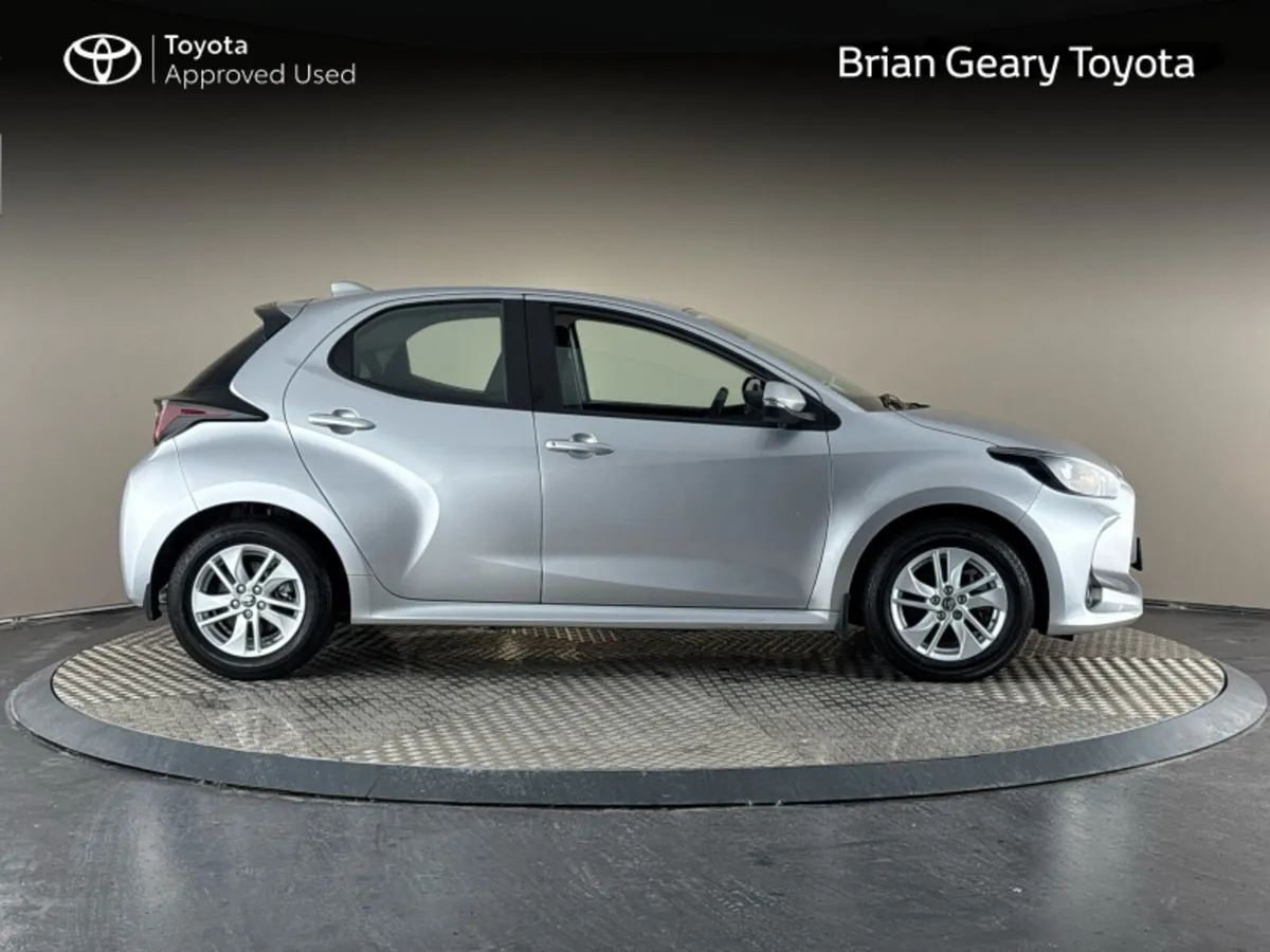Toyota Yaris HYBRID LUNA - Image 3