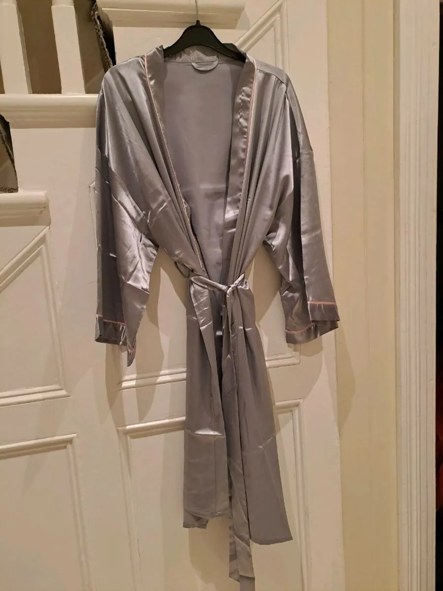 Winthome silky dressing gown size 20 or xl - Image 4