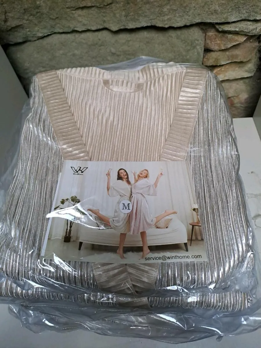 Winthome gold dressing gown size M or 16 - Image 2