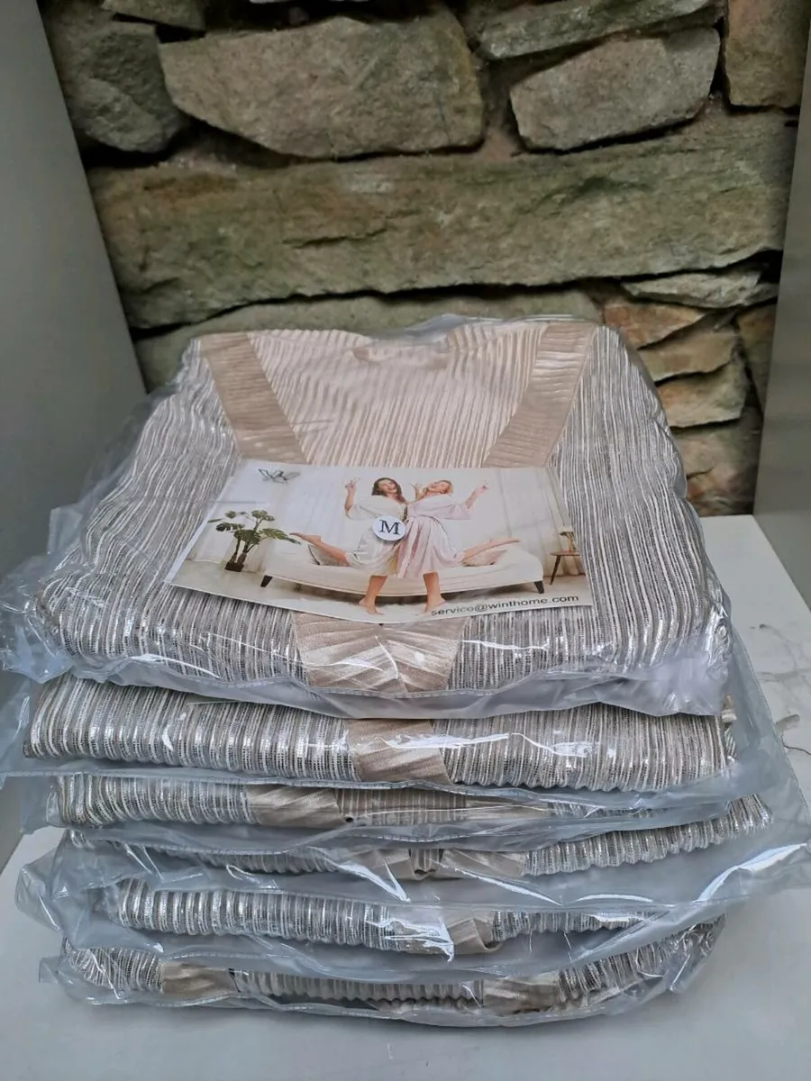 Winthome gold dressing gown size M or 16 - Image 4