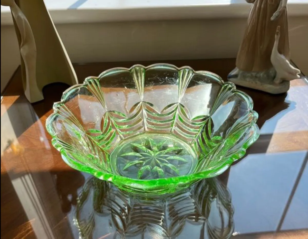 Art Deco 1930’s Stöle Czech Uranium glass bowl - Image 2