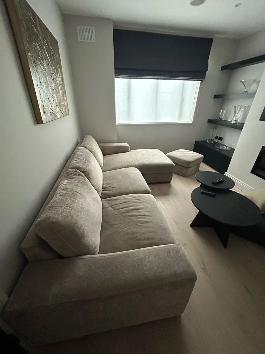 L shaped couch - Image 1