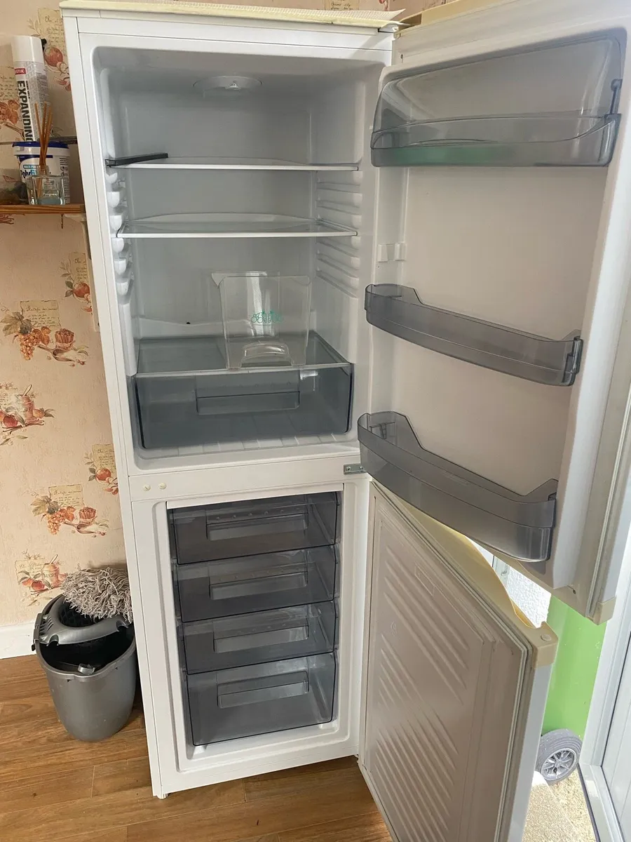 IGNIS Free Standing Fridge Freezer - Image 3