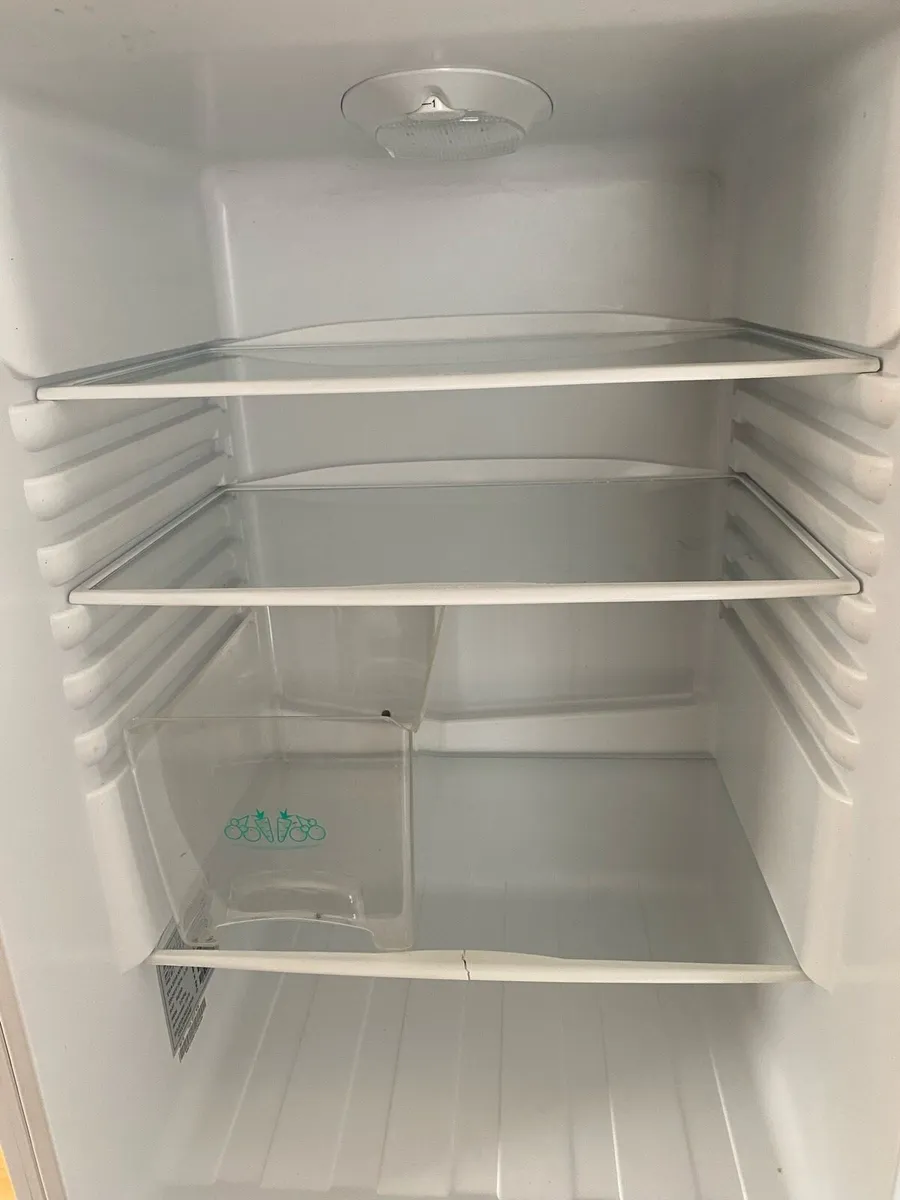 IGNIS Free Standing Fridge Freezer - Image 4