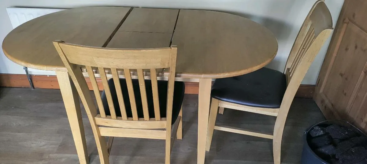 Table and chairs - Image 1