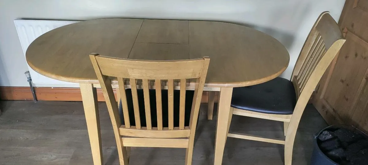 Table and chairs - Image 2