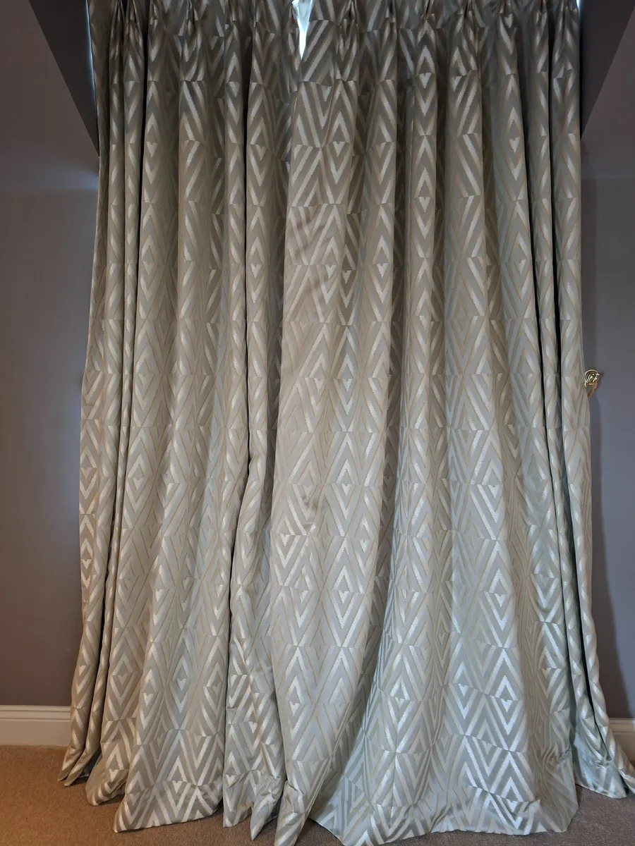 Curtains - Image 2
