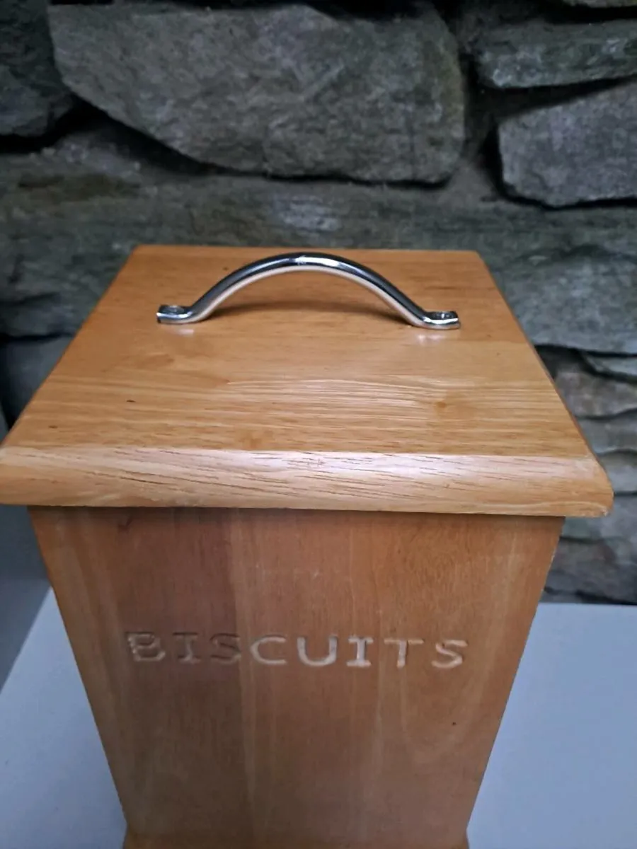 Solid wood biscuit tin - Image 2