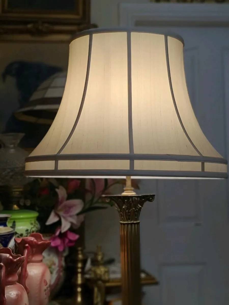 Tall brass Corinthian lamp - Image 4