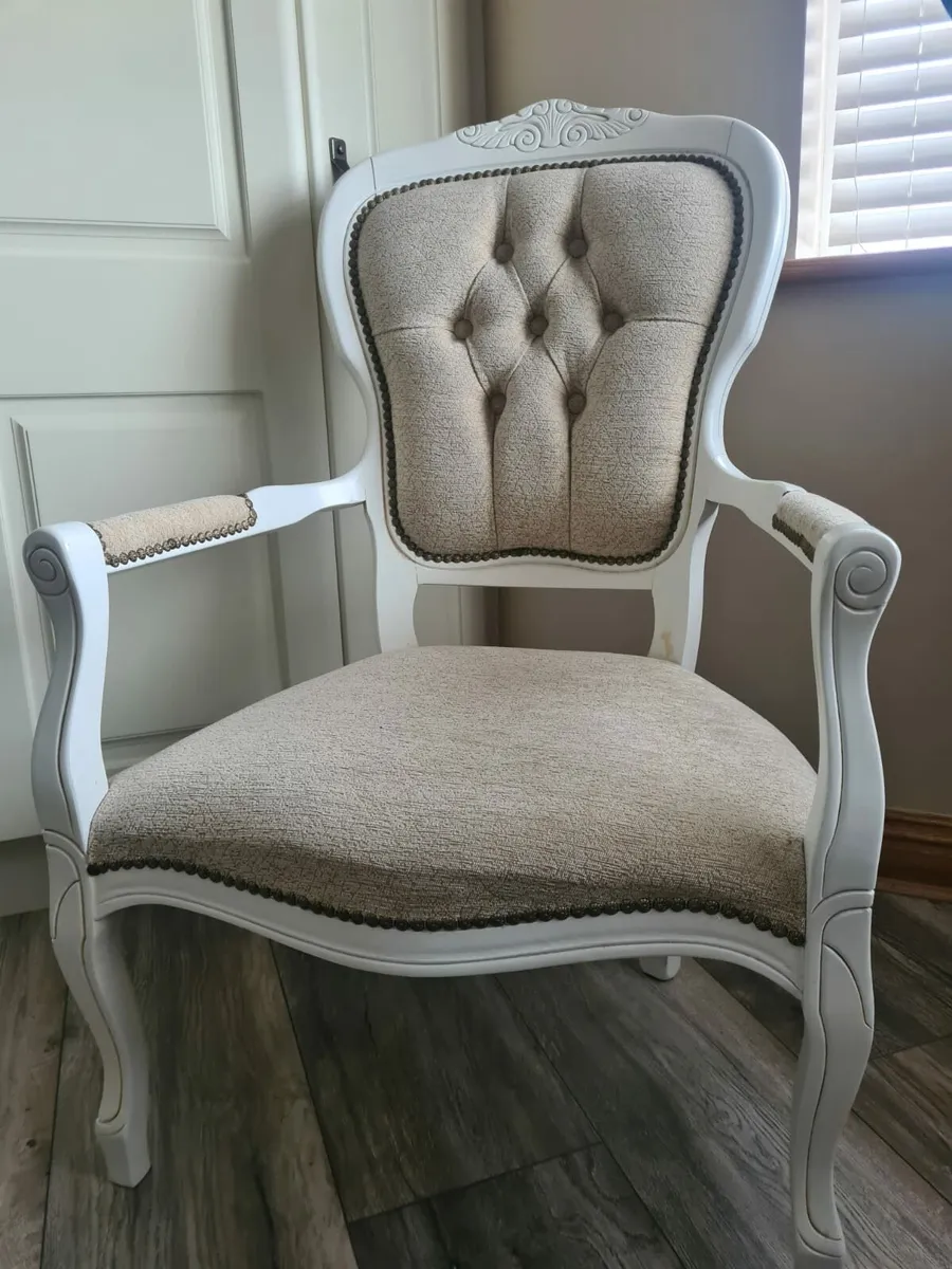 Lamps and chair - Image 2
