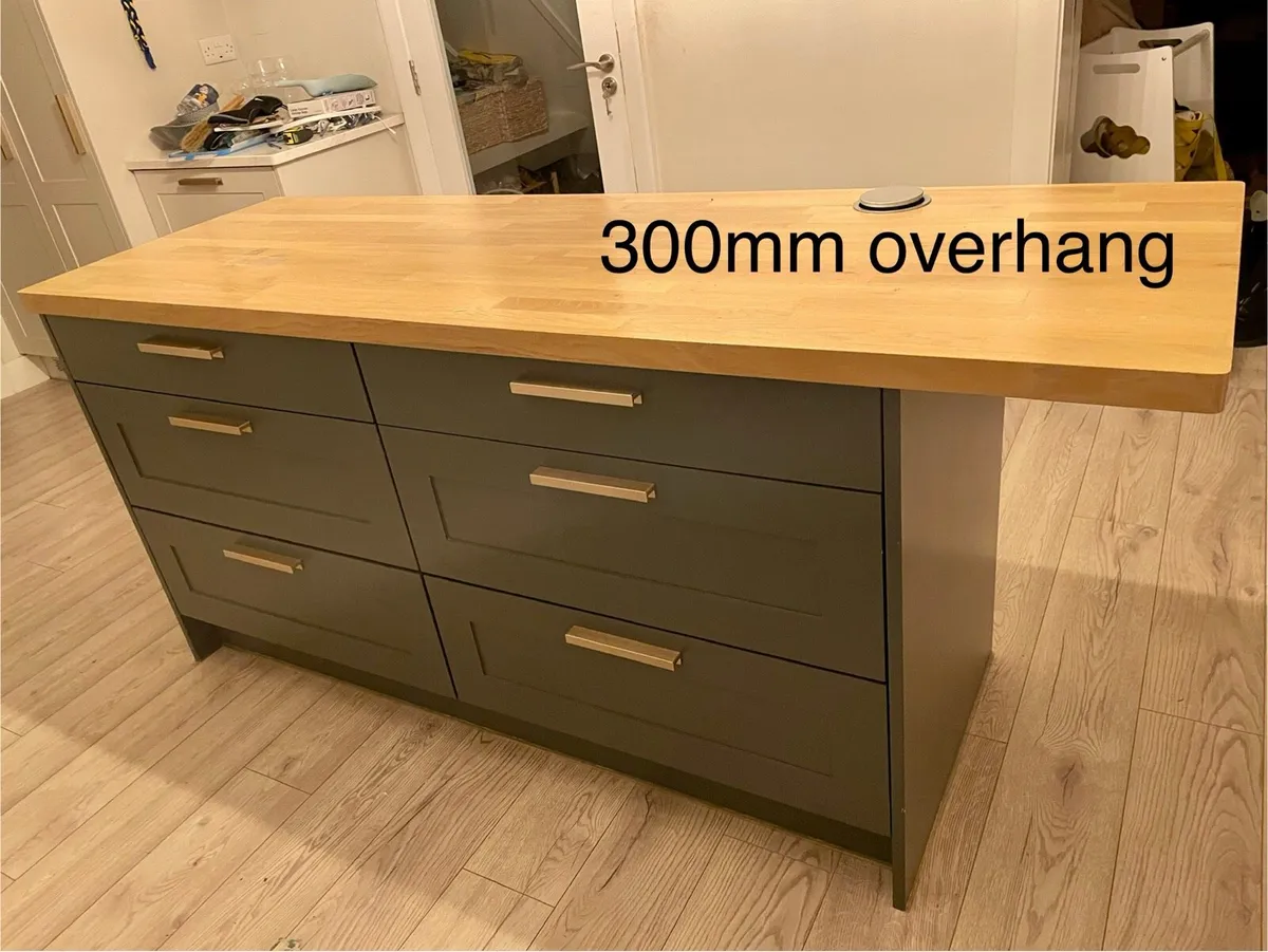 Kitchen and island - Image 1
