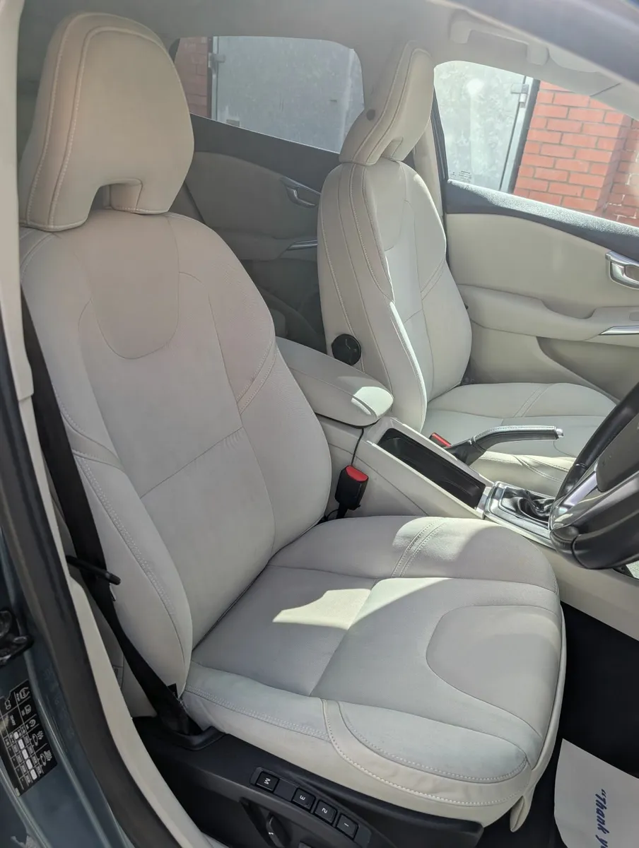 Volvo V40 2013 - Image 2