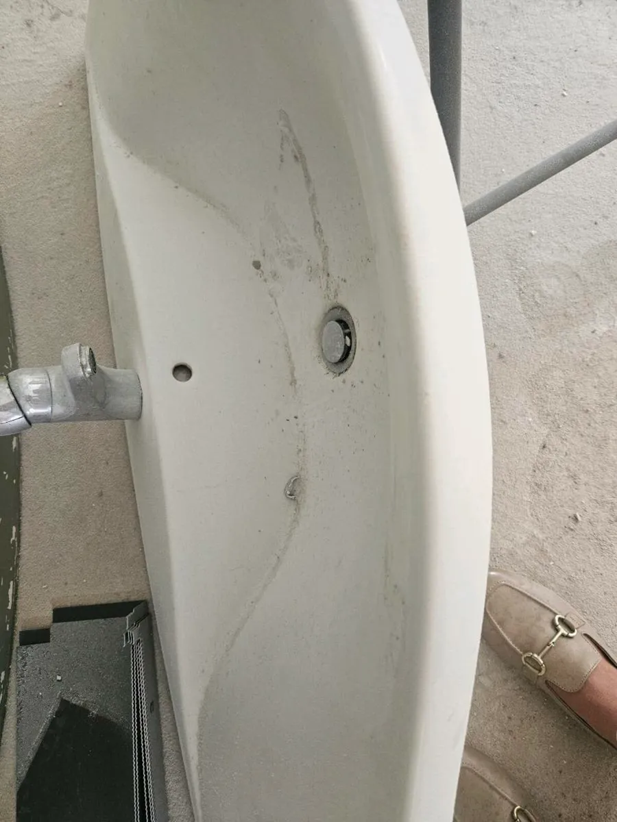 Bathroom sink & tap - Image 1