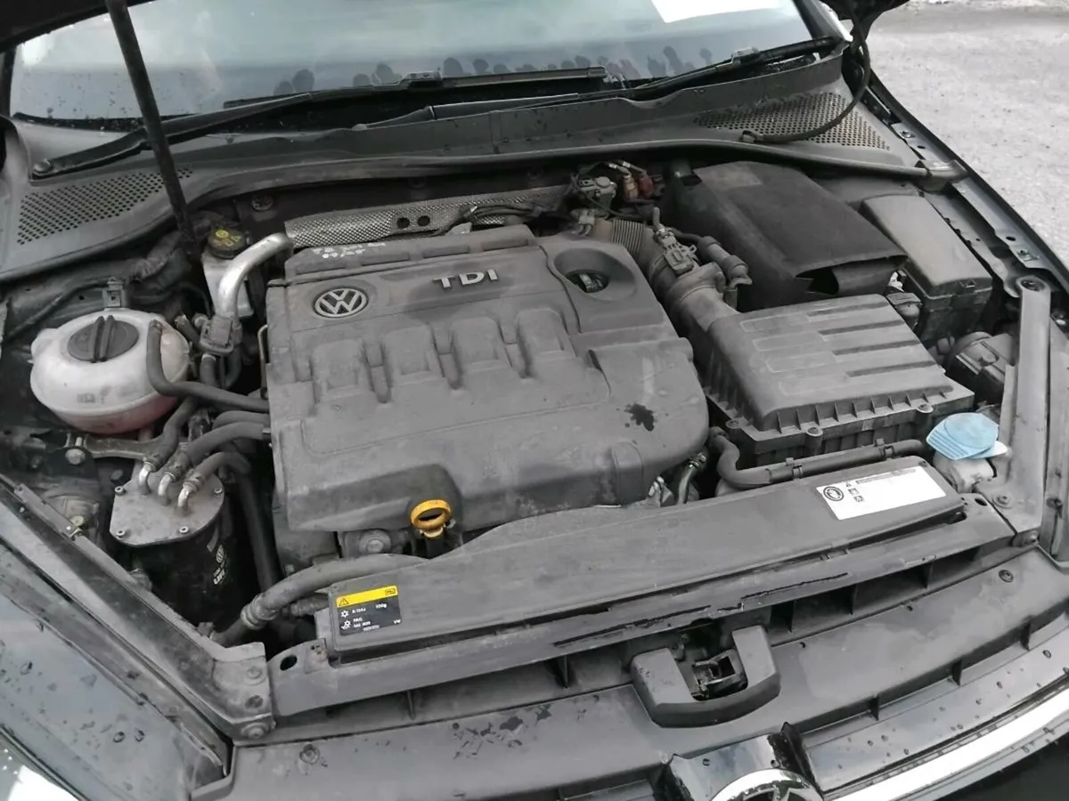Vw golf tdi  1.6 red [ i ] - Image 4