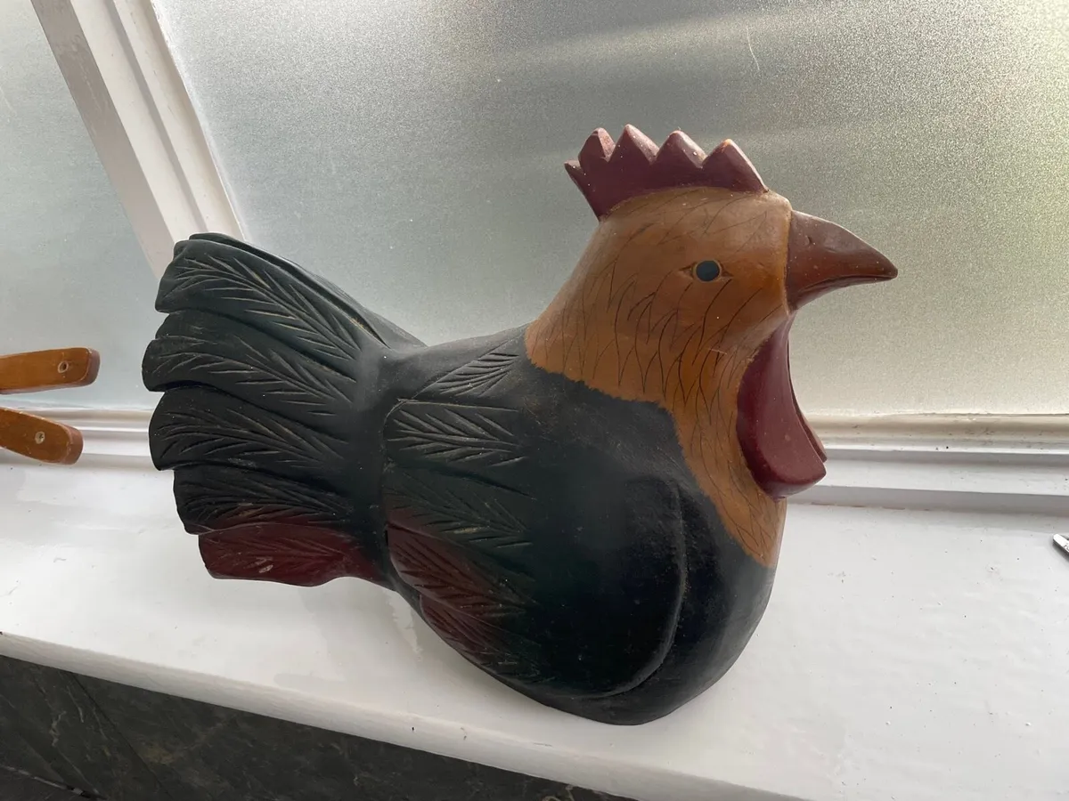 Wooden chicken decor - Image 1