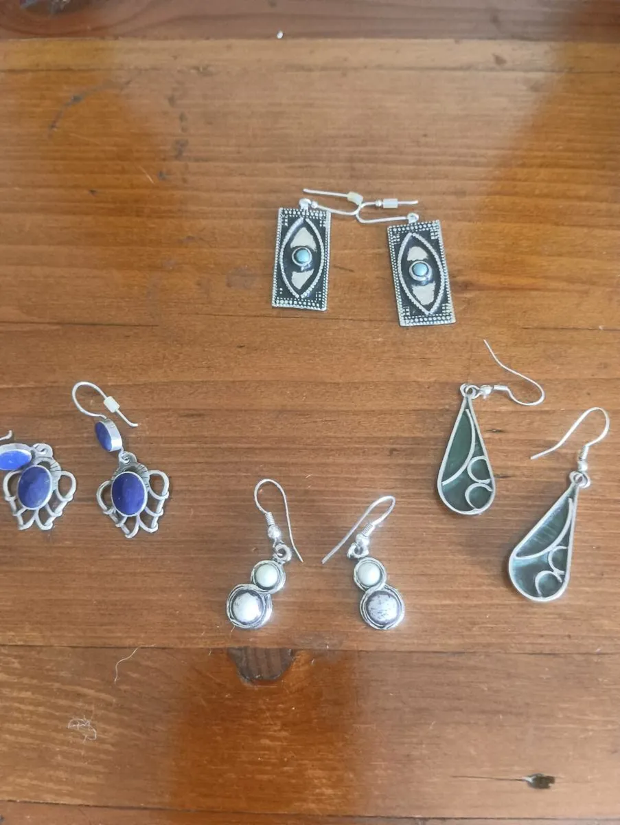 Beautiful set earrings hardly worn.like new,25 lot - Image 1