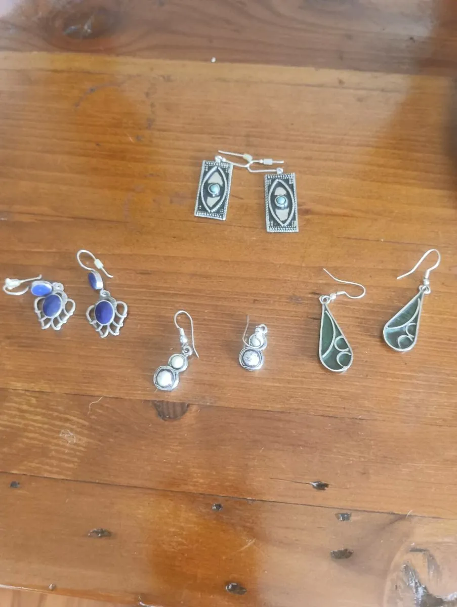 Beautiful set earrings hardly worn.like new,25 lot - Image 2