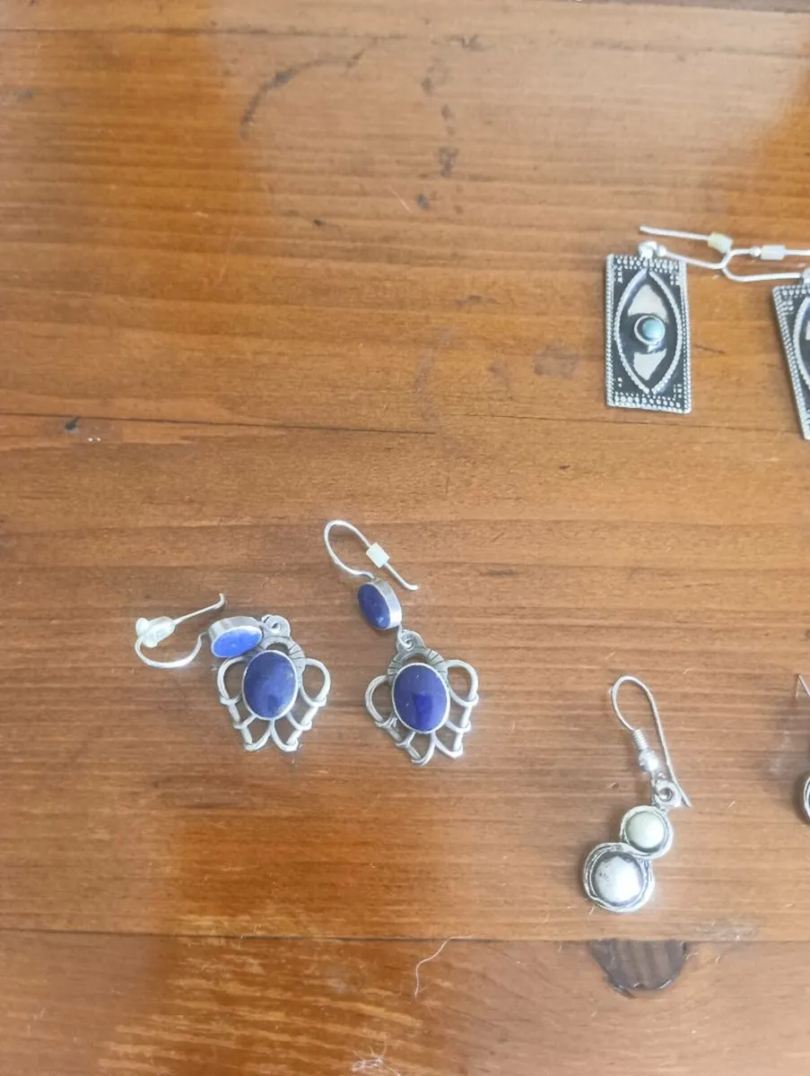 Beautiful set earrings hardly worn.like new,25 lot - Image 3