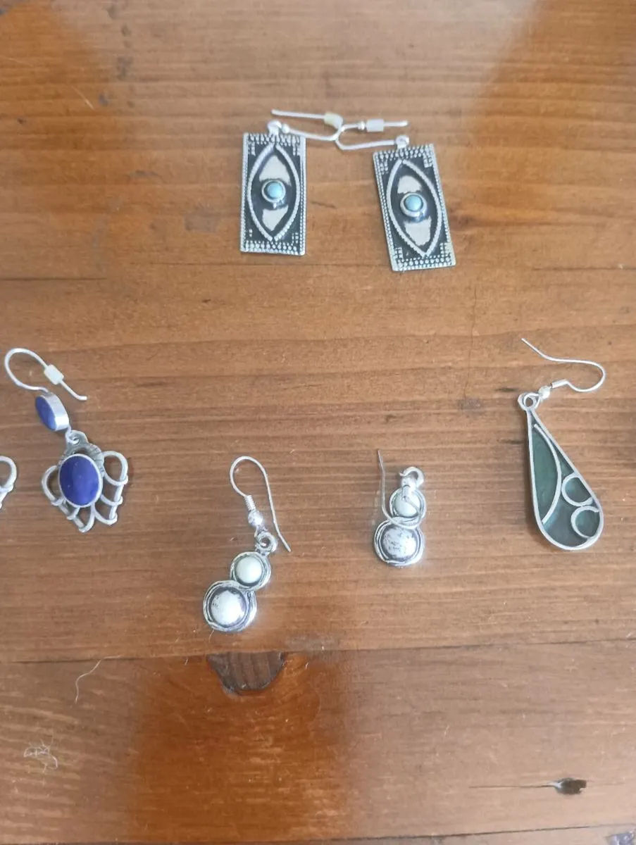 Beautiful set earrings hardly worn.like new,25 lot - Image 4