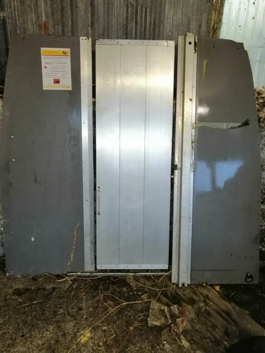 Sliding bulkhead van door - Image 1
