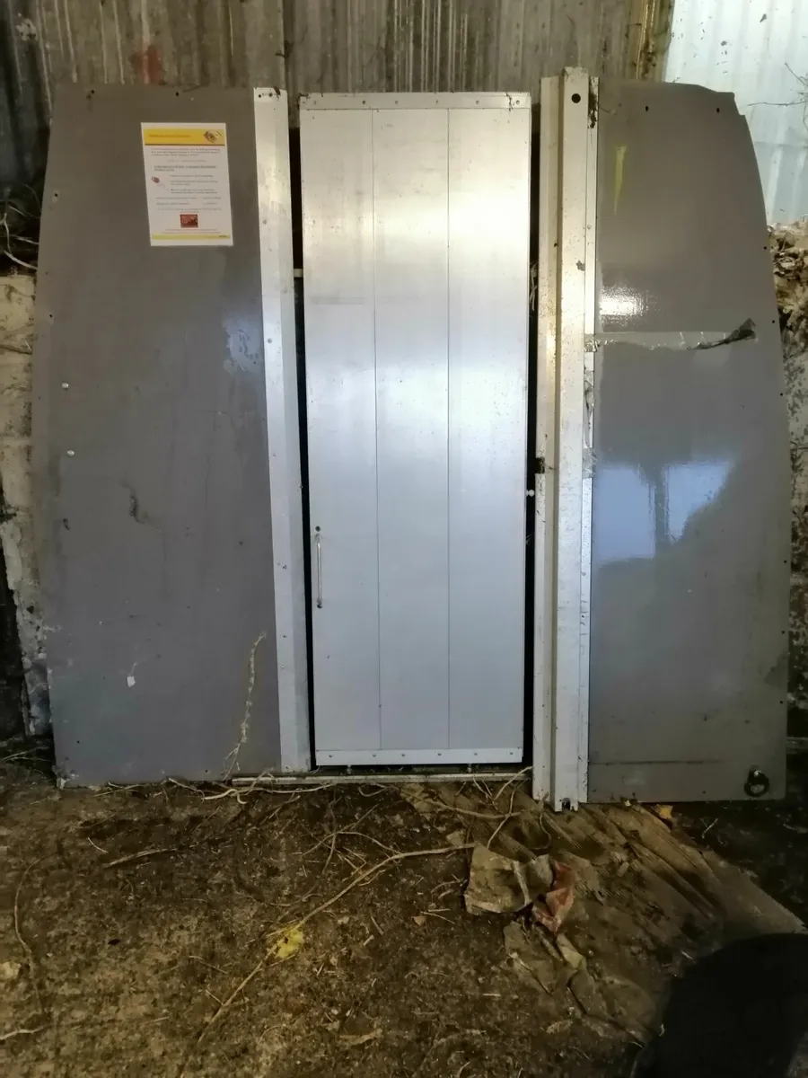Sliding bulkhead van door - Image 2