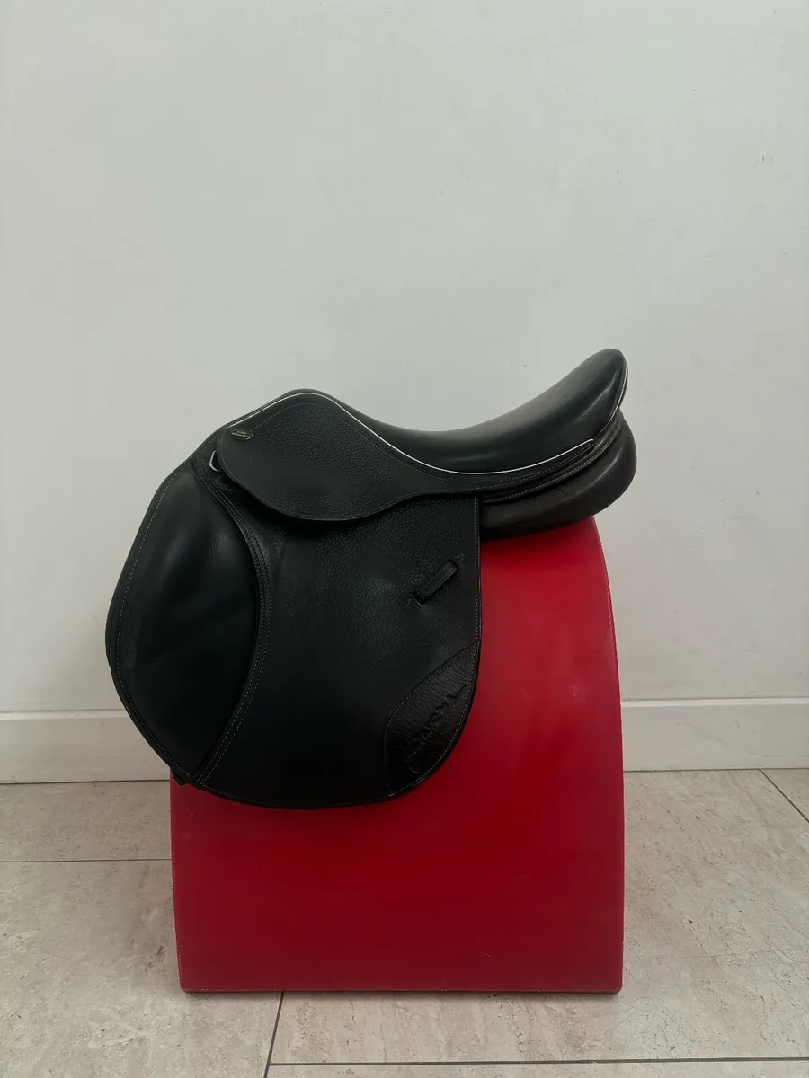 John Whitaker pony jump saddle - Image 1