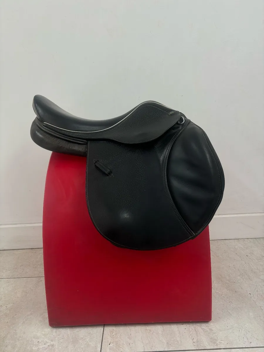 John Whitaker pony jump saddle - Image 2