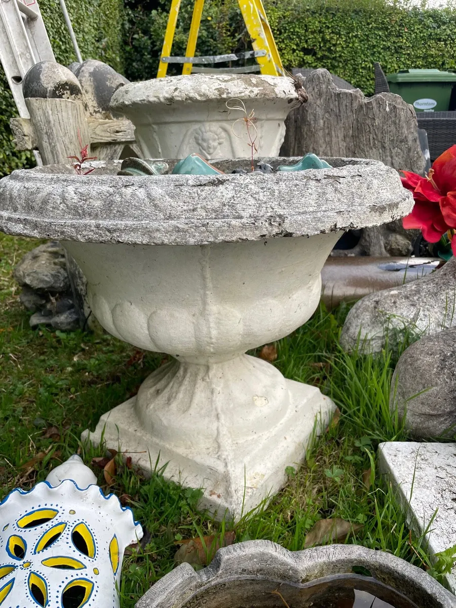 2 concrete pots - Image 1